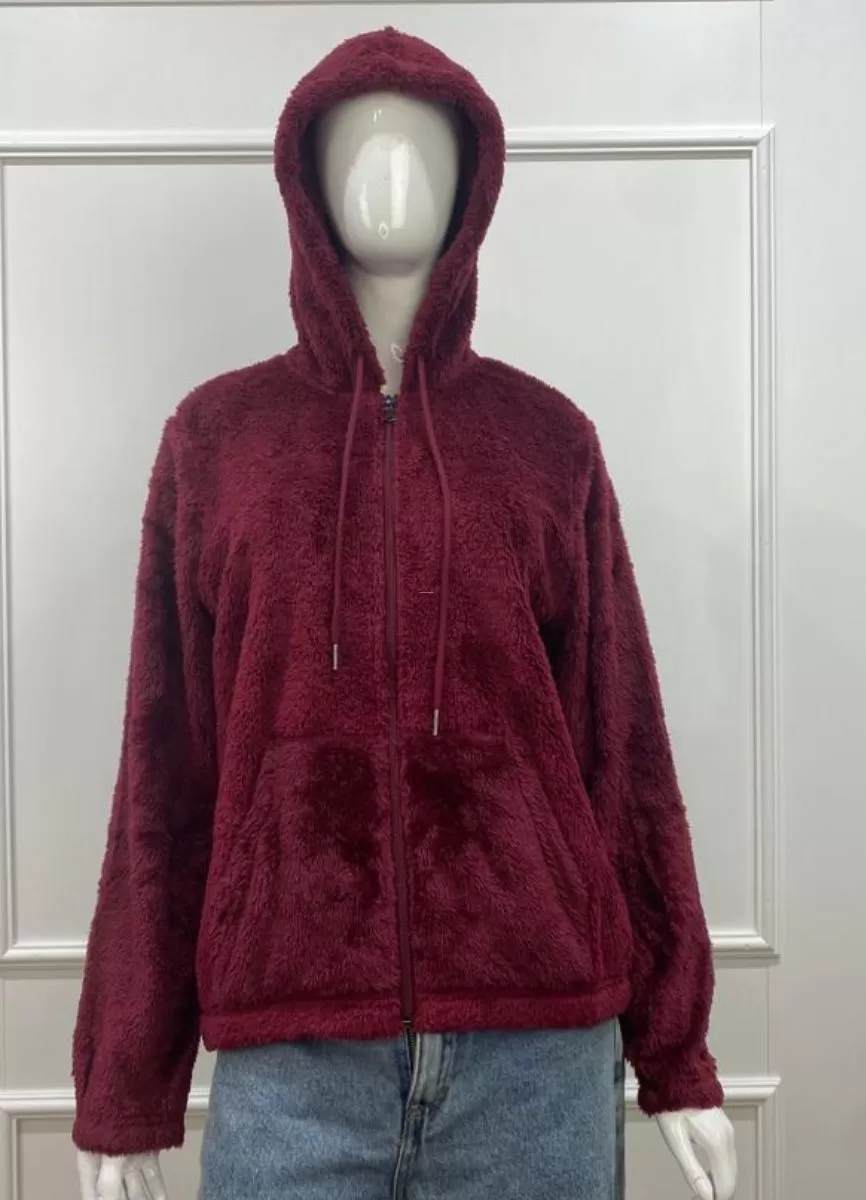 JAQUETA TEDDY COM CAPUZ , BOLSO NA LATERAL E ZIPER. - Vinho